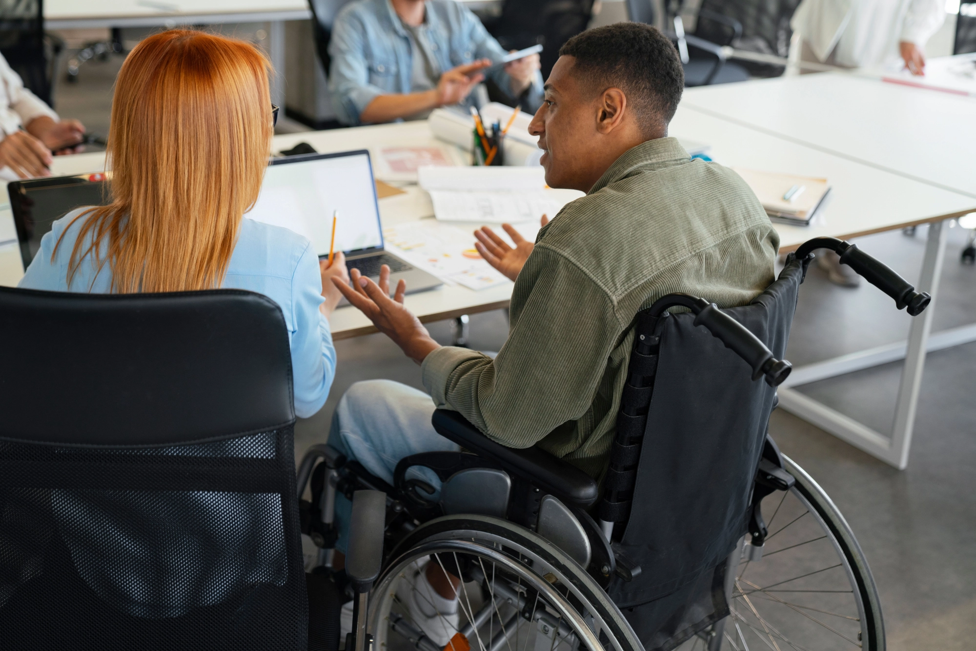 homme-handicape-fauteuil-roulant-travaillant-son-travail-bureau (compressée)